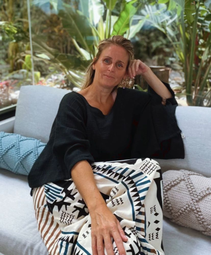 Sharon Hanegraaf staand met een laptop met de tekst: Masterclass Bold & Brave. Leer zichtbaar te zijn in jouw business met authenticiteit, zelfvertrouwen en een zuivere intentie