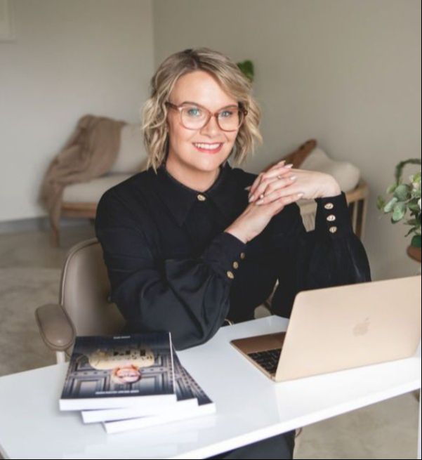 Jessica Giles working on the Brooklyn Kajabi template on her laptop