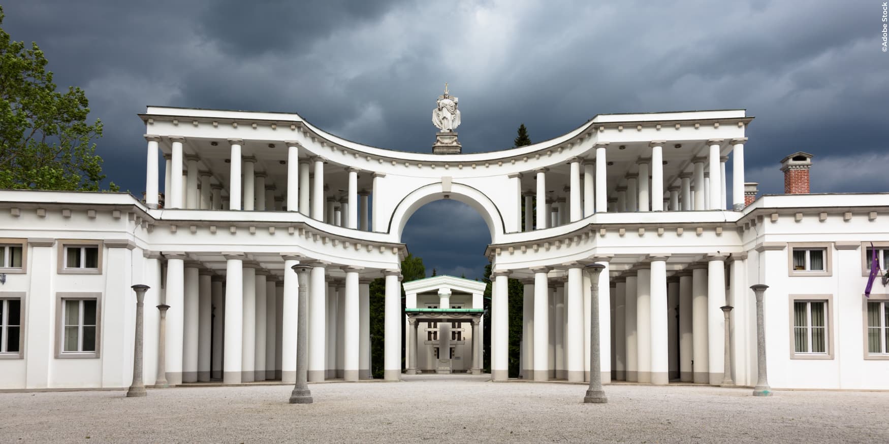  ingang met zuilenrij van de Žale begraafplaats in Ljubljana (architect Jozef Plečnik)