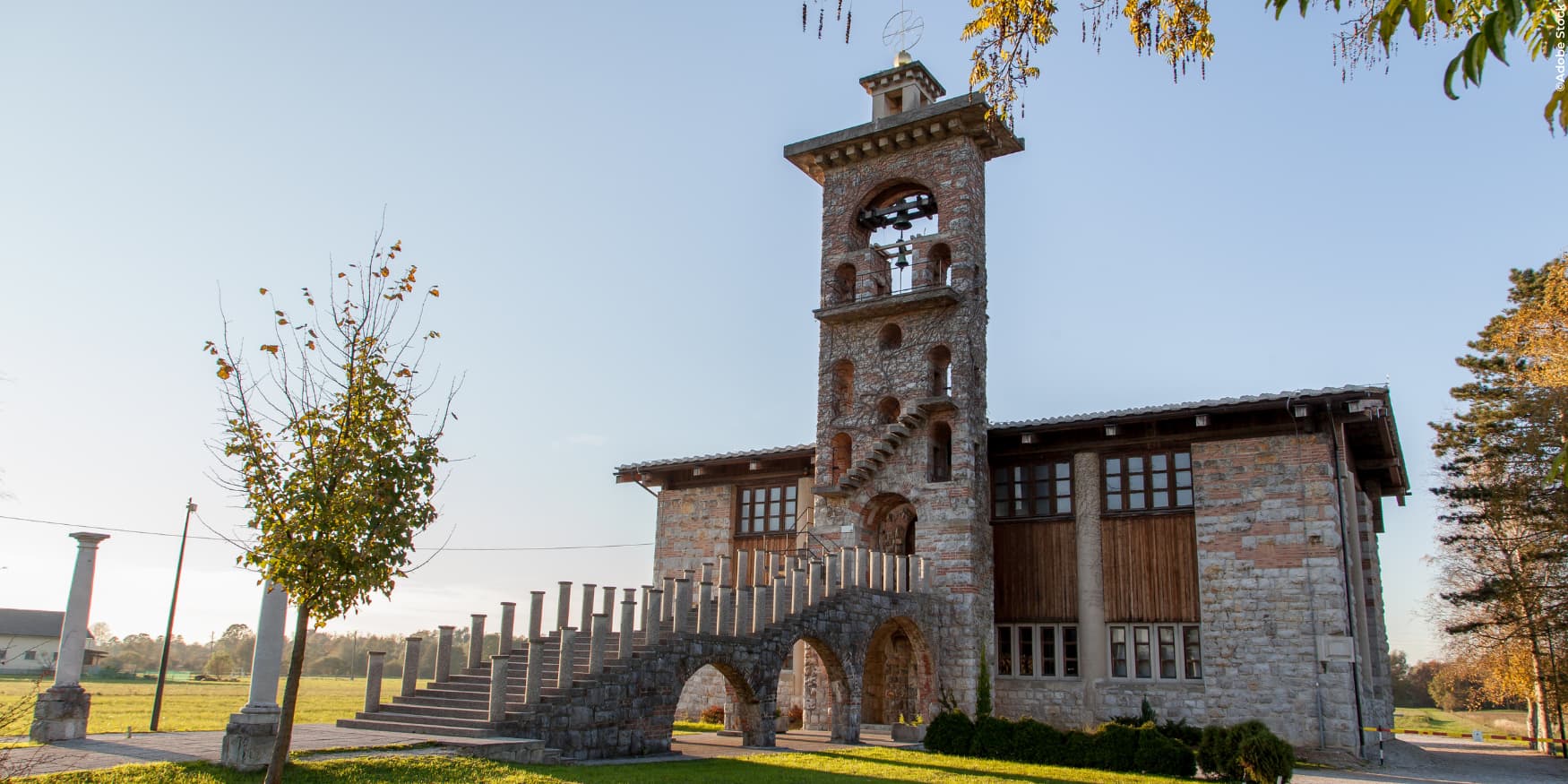 gebouw en trappen van de St. Michaelskerk in Ljubljana