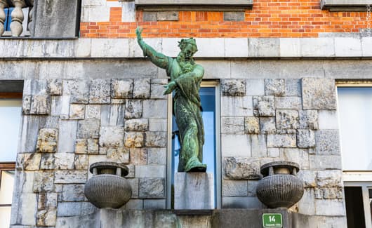 bronzen standbeeld van Mozes, boven een zij-ingang van de Nationale Bibliotheek in Ljubljana