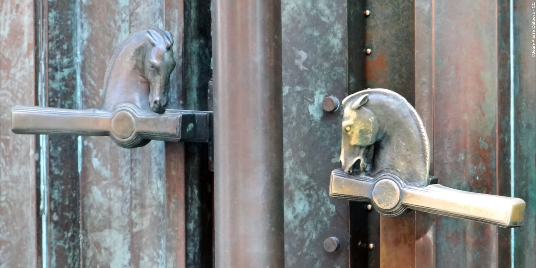 deursloten met paardekoppen aan de universiteit van Ljubljana