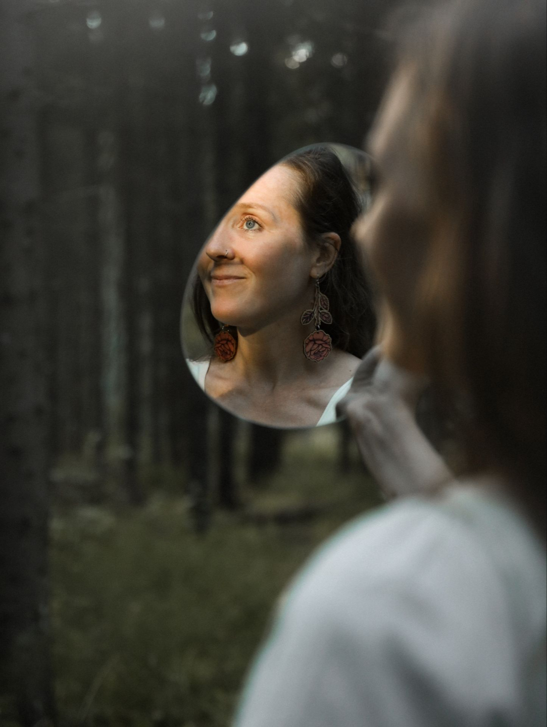 parisuhtekouluttajat onnellisina metsässä