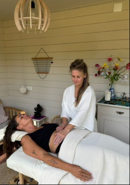 Ademcoach Sharon begeleidt een cliënt met verbonden ademhaling en lichaamswerk.