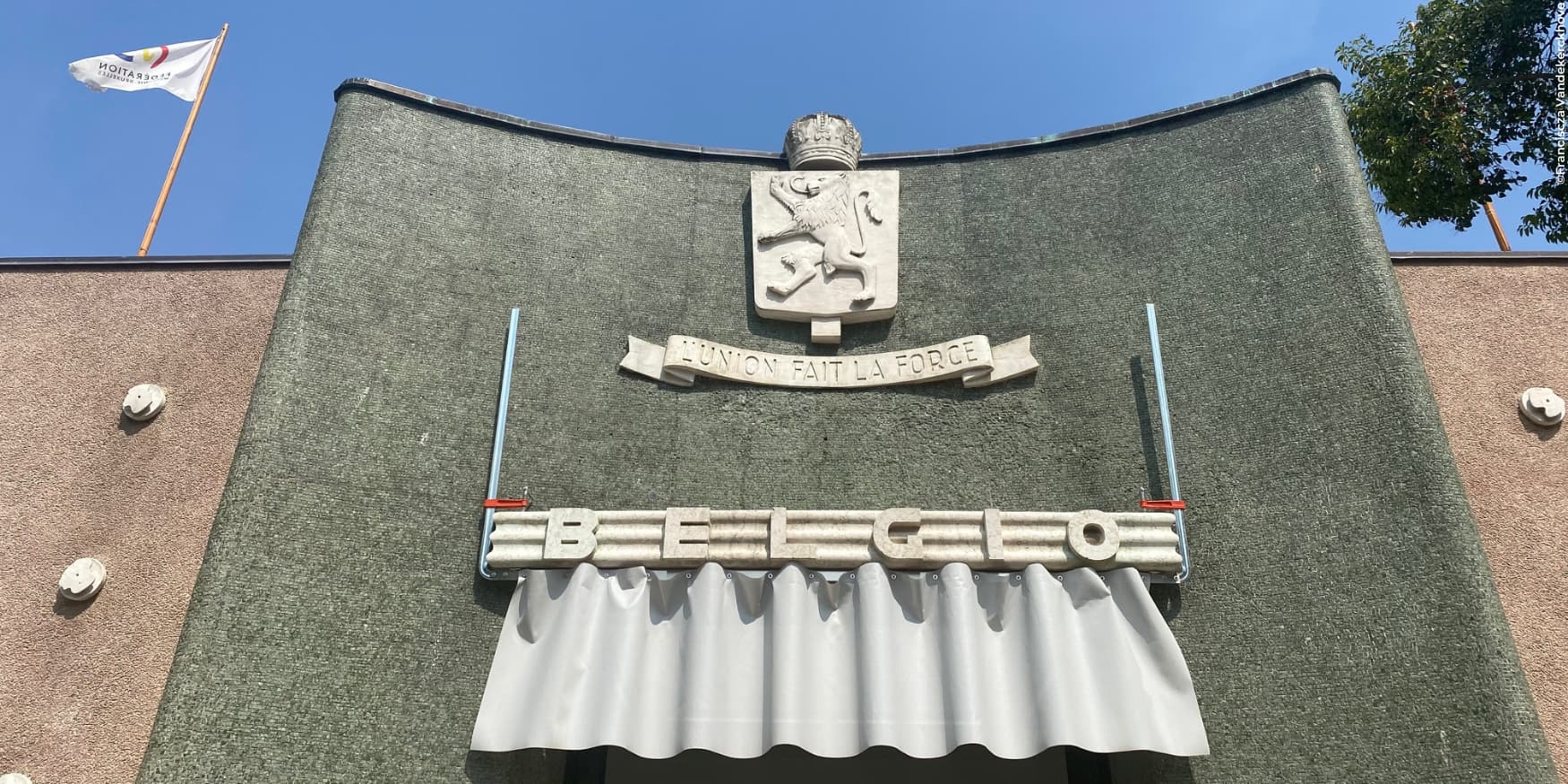 gevel met aankondiging van de Biënnale van Venetië