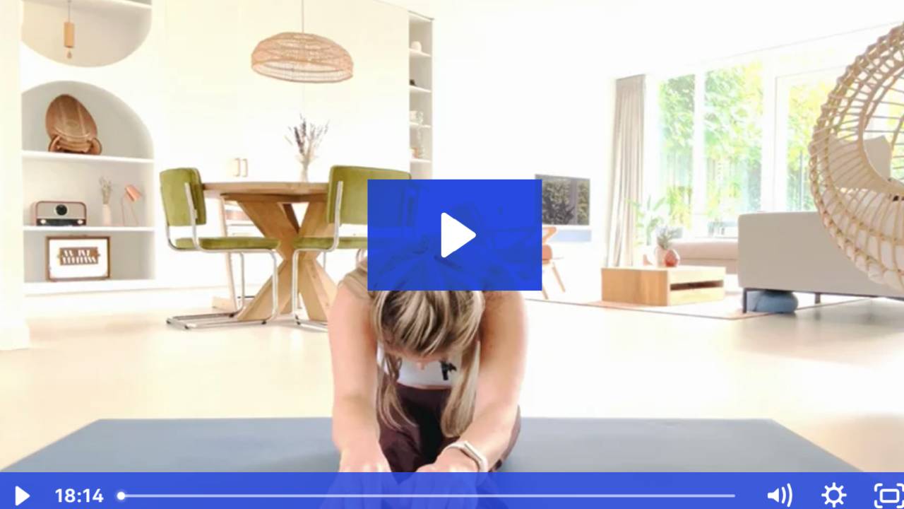 “Vrouw in kindhouding tijdens ademwerksessie – lichaamsgericht rouwverwerking en ademwerk – Raafwerk cursus”