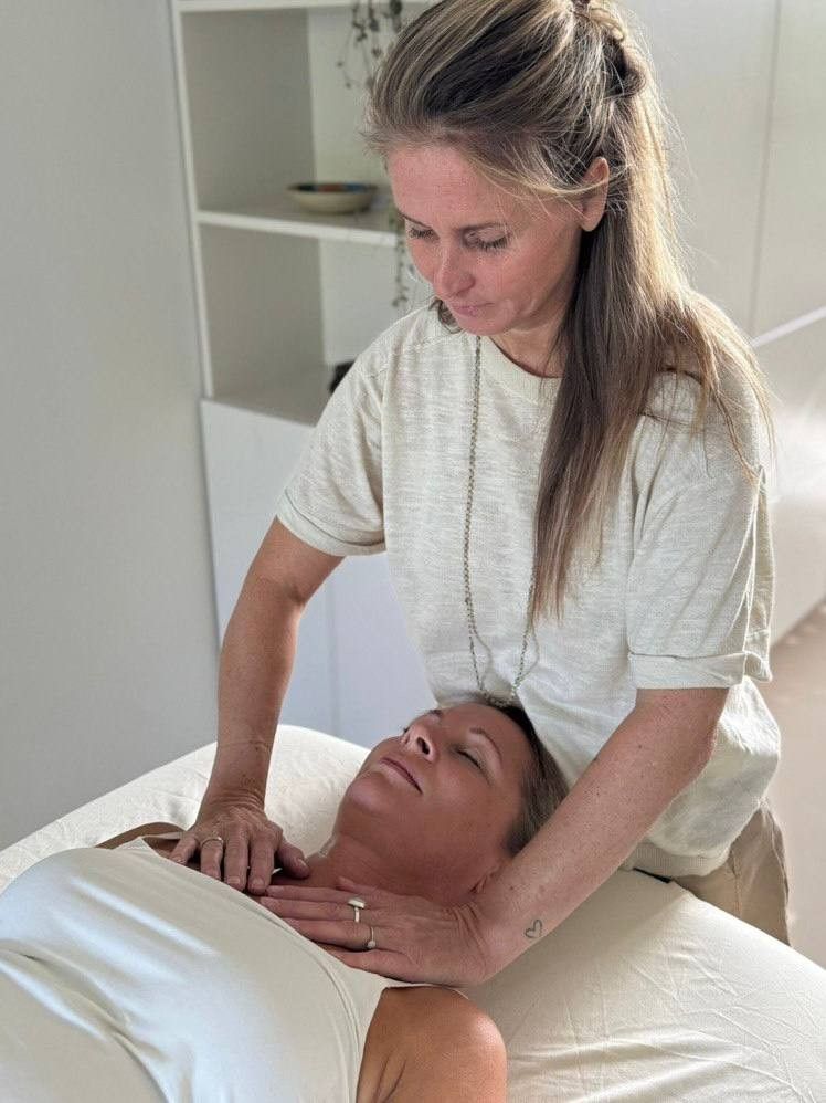 Vrouw geeft lichaamsgerichte adem- en energiewerksessie – spirituele rouwverwerking en heling via adem en aanraking bij Raafwerk, opleiding Rouw & Ademwerk.