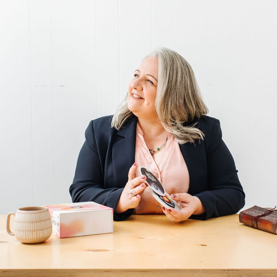 Nicki Kuurman shuffling oracle cards and preparing for The Quick Fix - LIVE