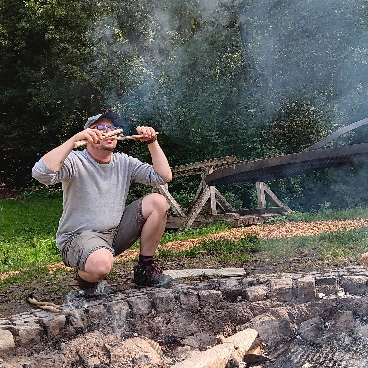 René Messerknecht von der Wildnisschule Weitblick am Lagerfeuer