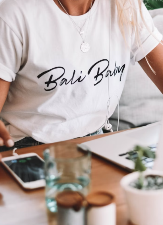 Kvinna med mobil och laptop