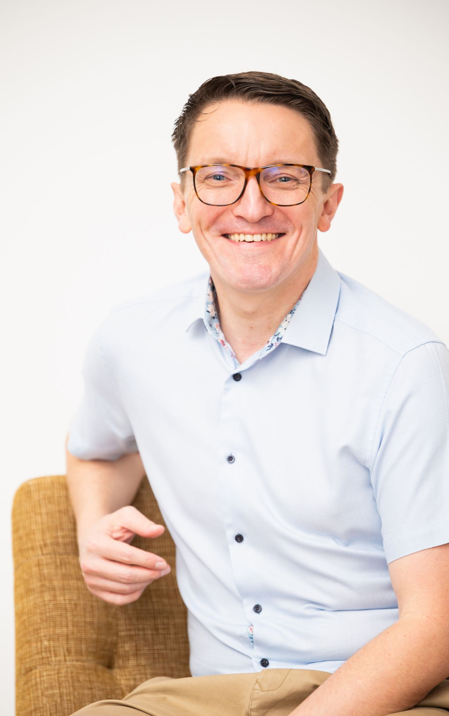 Gareth Collins, hypnotherapist at Retrained Minds, offering supportive online coaching for motivation and focus.