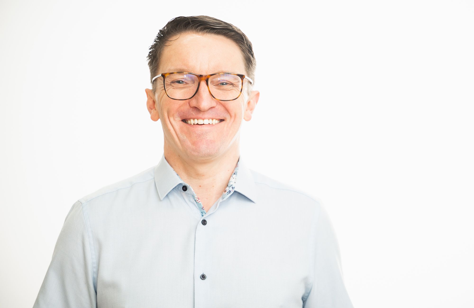 Gareth Collins, hypnotherapist and founder of Retrained Minds, explaining the hypnotherapy process.