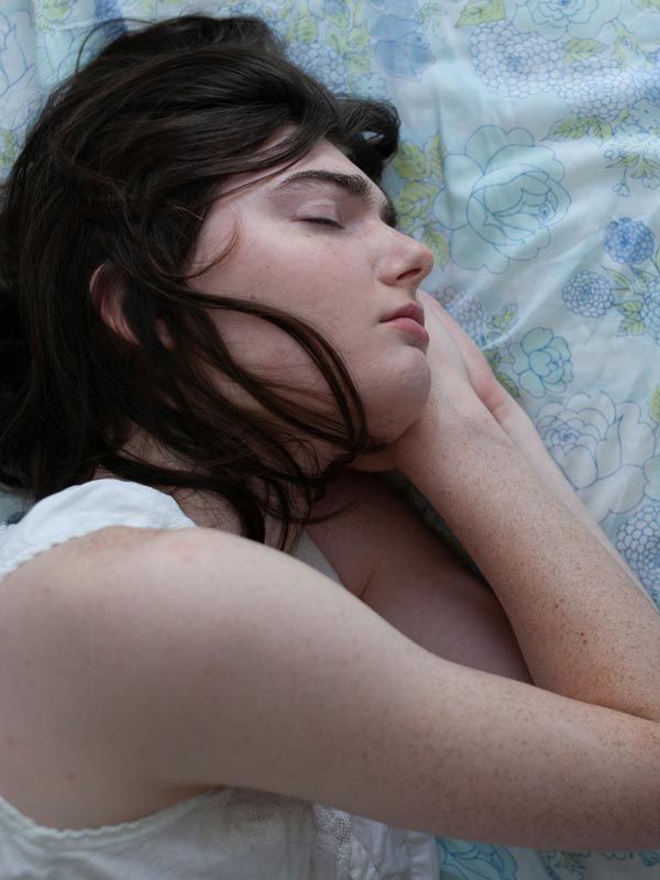 Woman sleeping peacefully, representing hypnotherapy support for sleep and insomnia.