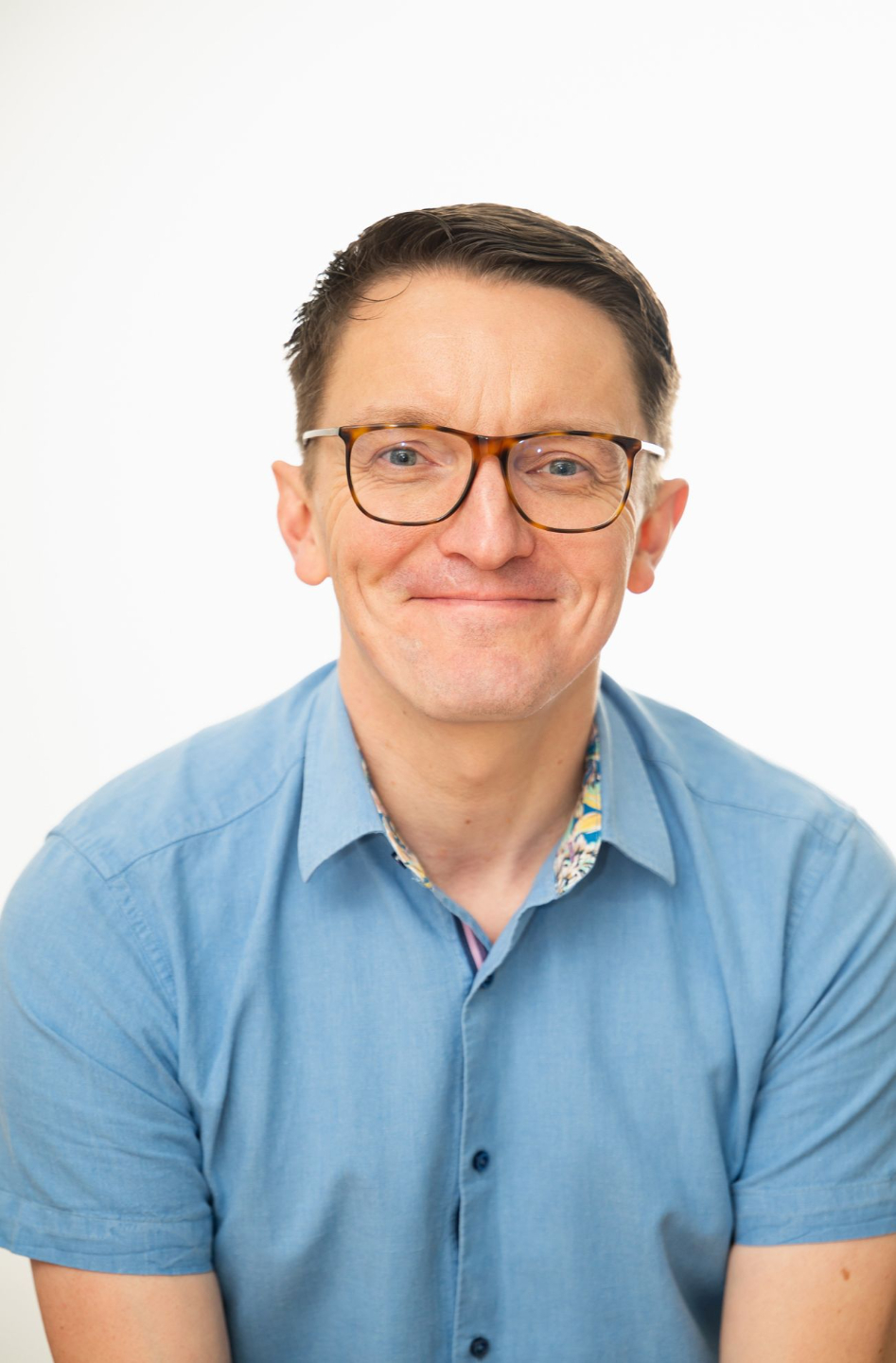 Gareth Collins, clinical hypnotherapist supporting pain management at Retrained Minds Hypnotherapy.