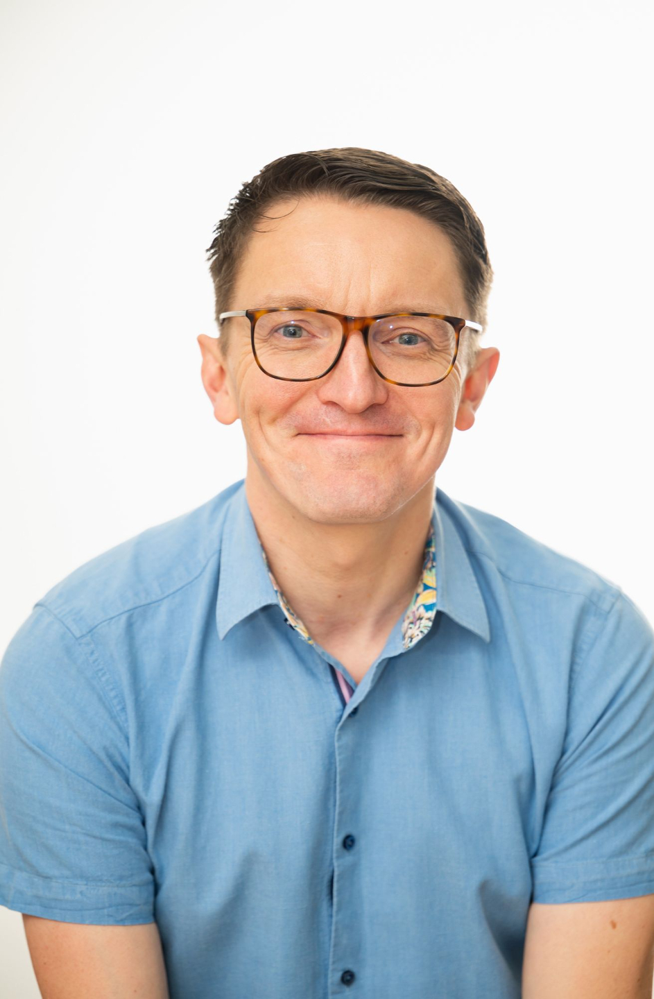 Gareth Collins, clinical hypnotherapist at Retrained Minds, supporting clients with low mood and emotional wellbeing.