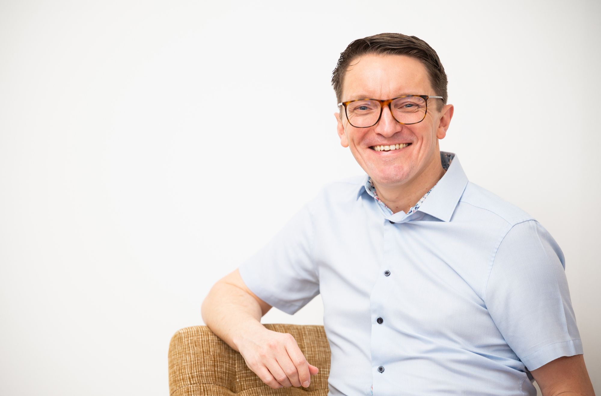 Gareth Collins, clinical hypnotherapist helping clients improve self-worth and build healthier relationships online.