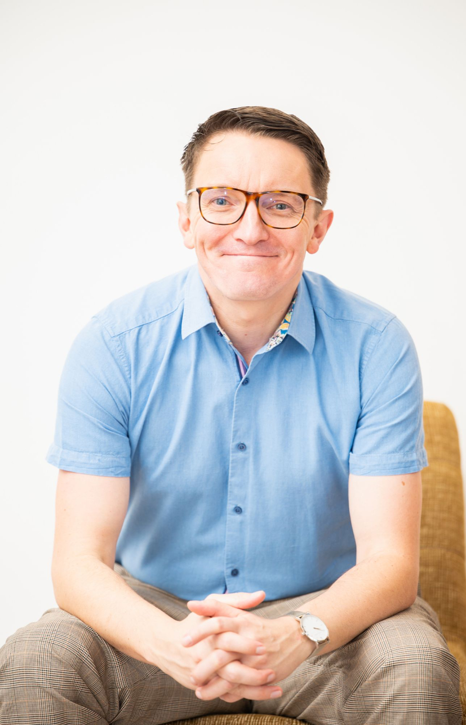 Gareth Collins, advanced clinical hypnotherapist at Retrained Minds, supporting clients with anxiety and overthinking.