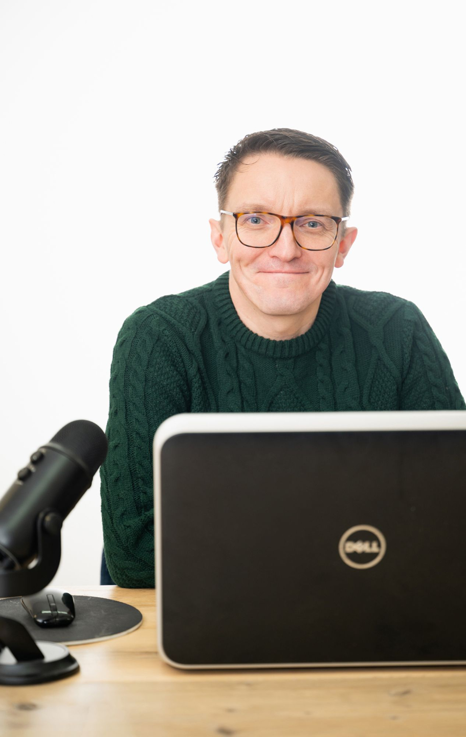 Gareth Collins, clinical hypnotherapist at Retrained Minds, delivering an online hypnotherapy session from his desk.