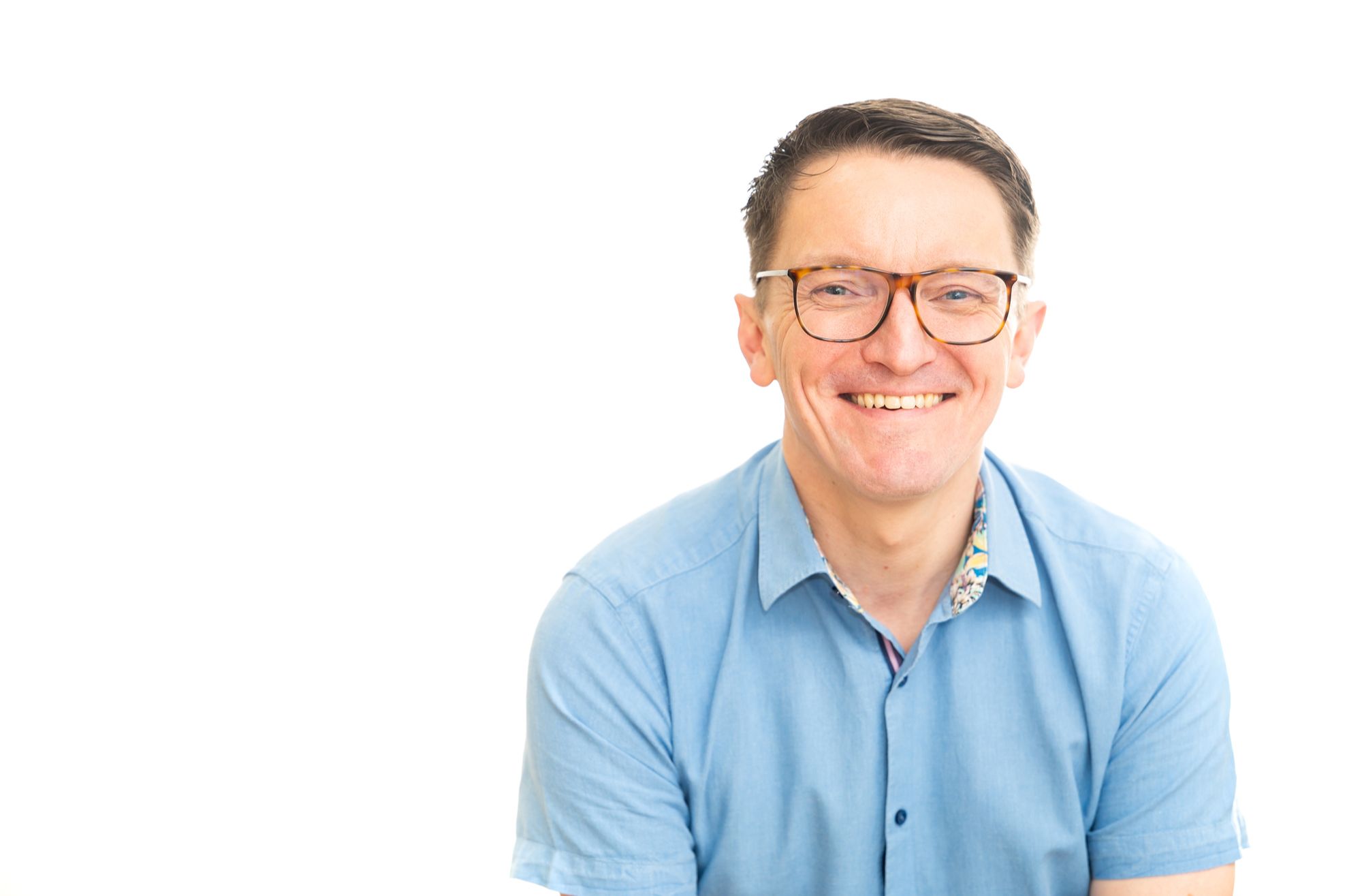 Gareth Collins, advanced clinical hypnotherapist at Retrained Minds, supporting clients with alcohol control and moderation.