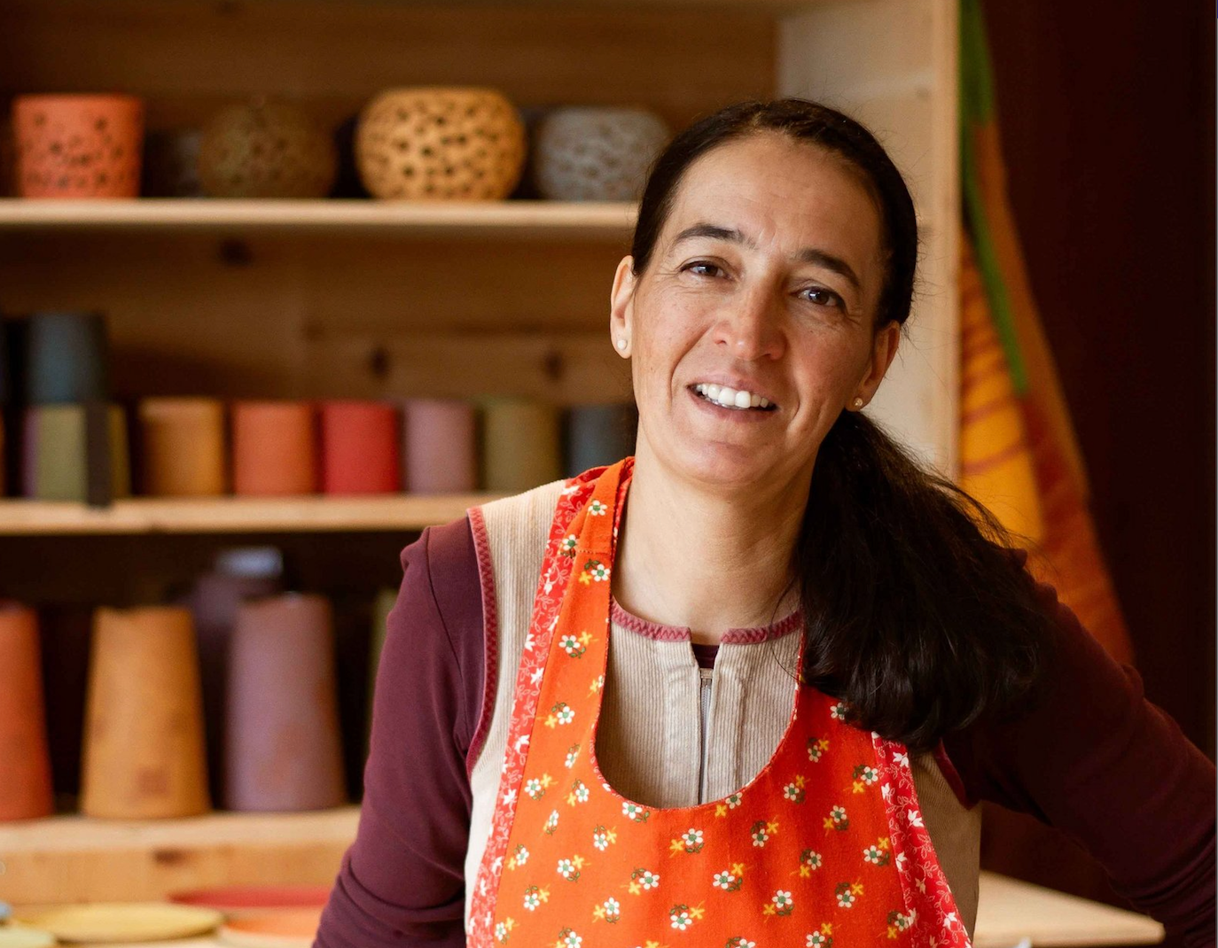 Petra Thöni zeigt dir, wie du echtes Töpferhandwerk zu Hause lernst – Schritt für Schritt, ohne teure Ausrüstung. Mit über 30 Jahren Erfahrung begleitet dich Petra Thöni persönlich dabei, dein kreatives Potenzial in Keramik-Kunst zu verwandeln.