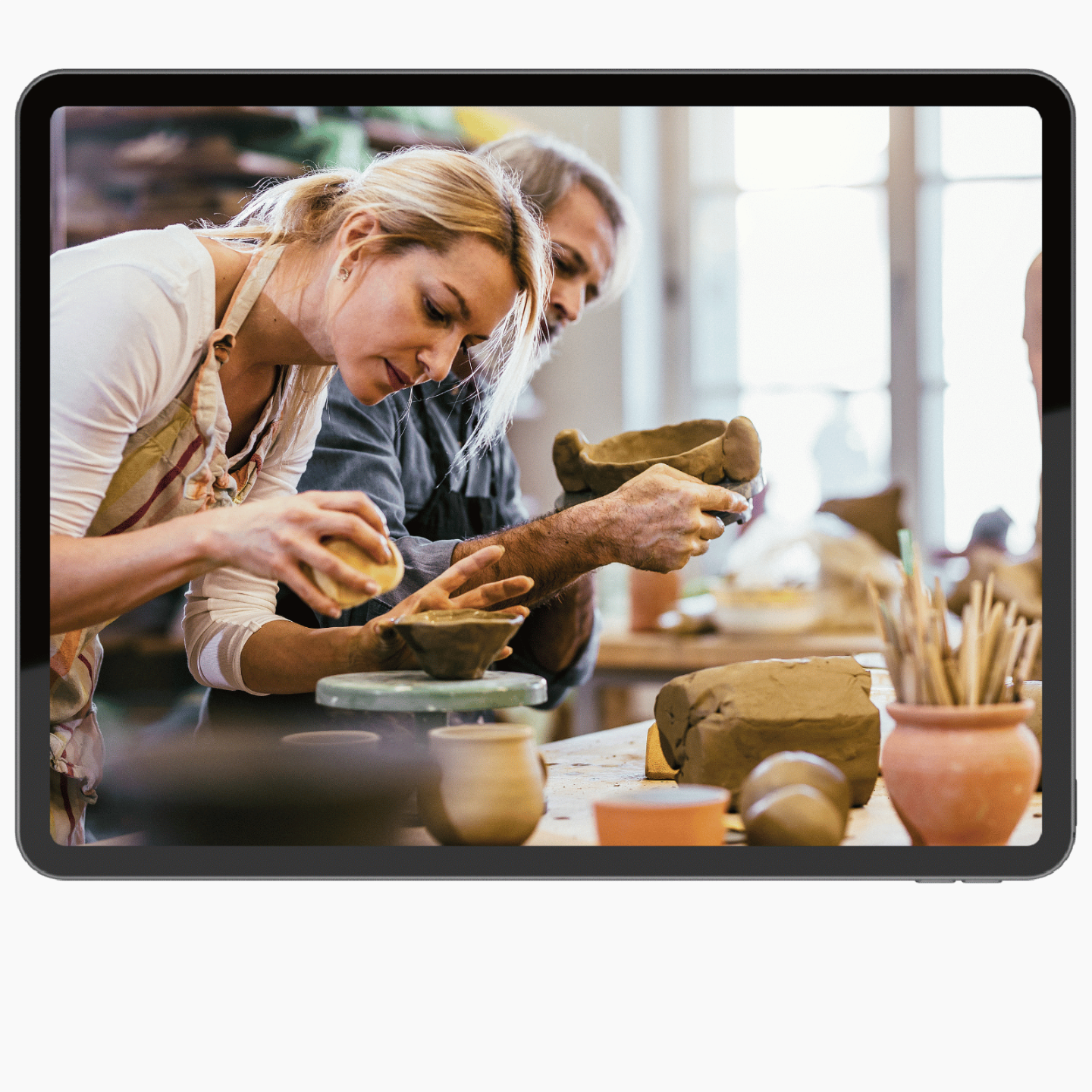 Petra Thöni zeigt dir, wie du echtes Töpferhandwerk zu Hause lernst – Schritt für Schritt, ohne teure Ausrüstung. Mit über 30 Jahren Erfahrung begleitet dich Petra Thöni persönlich dabei, dein kreatives Potenzial in Keramik-Kunst zu verwandeln.