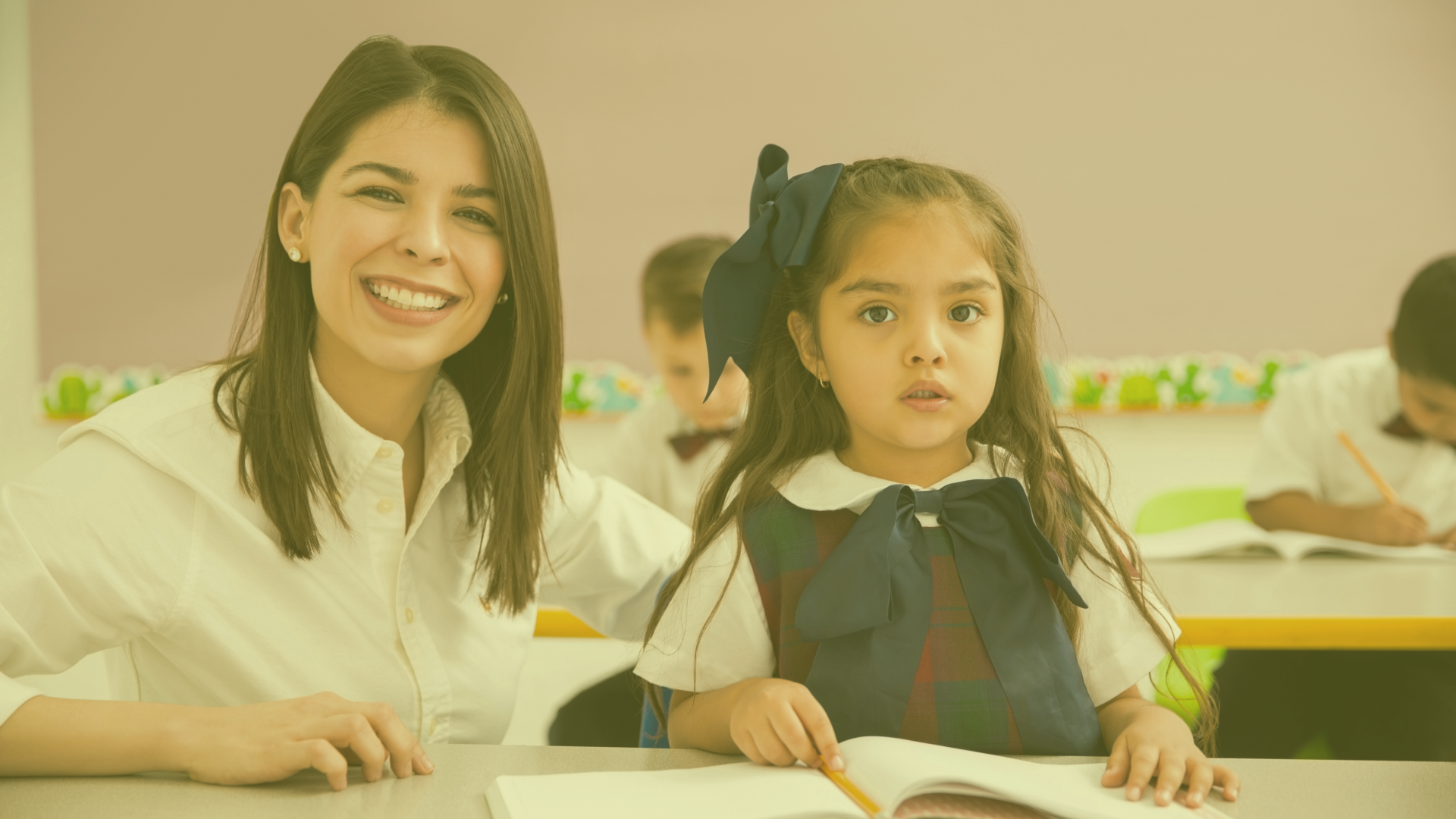 Maestra sombra acompañando una niña