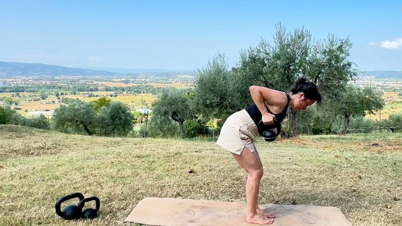 Elena si allena con la kettlebell all'aperto