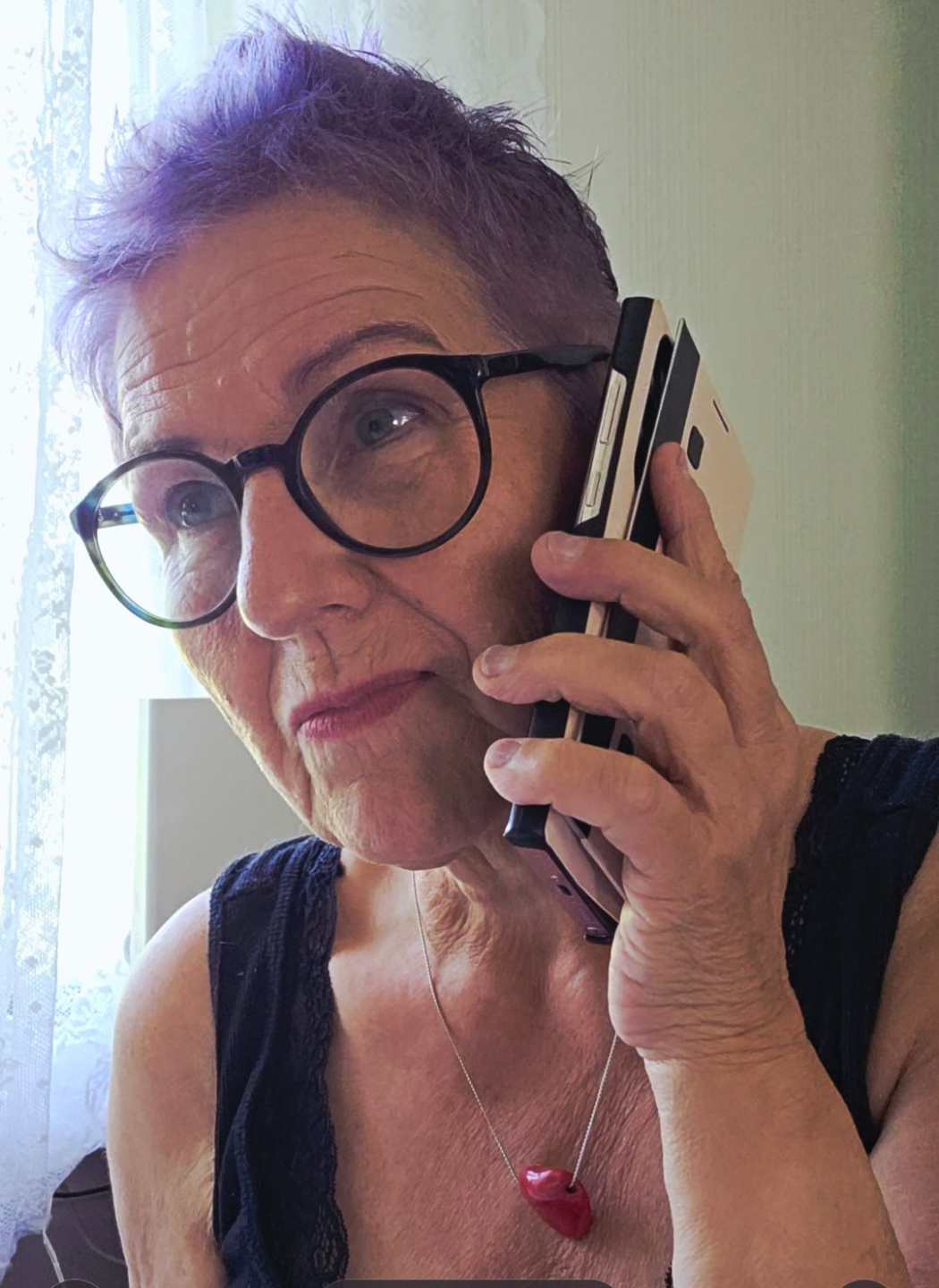 Bilde av Sølvi Antonette Dalhaug, en erfaren healer og terapeut som har jobbet med alternativ behandling i over 30 år.