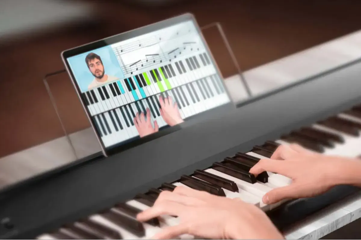 Tocando el piano viendo Musihacks