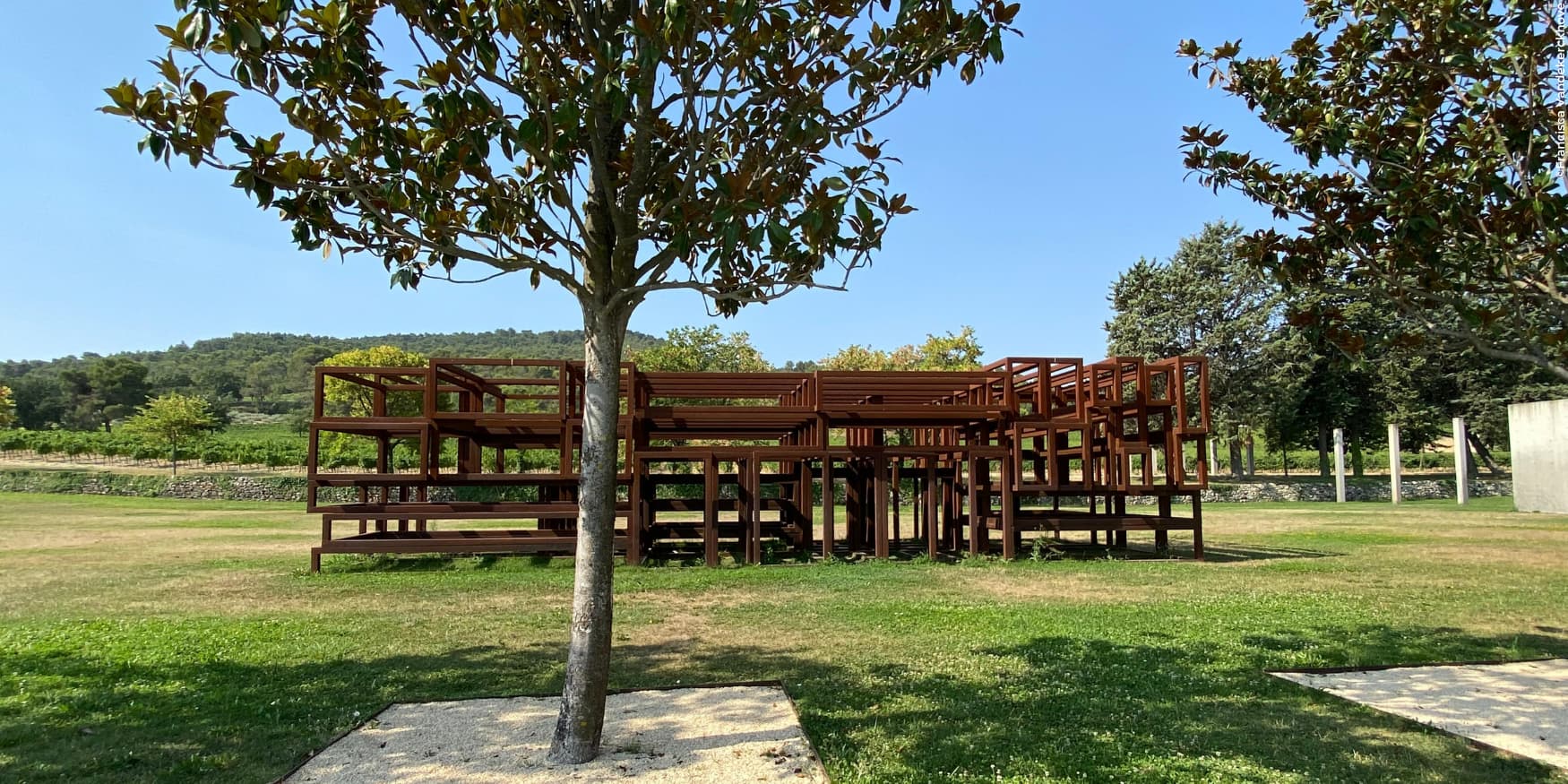kunstwerk 'boxes full of air' in cortenstaal van Sean Scully in Chateau La Coste