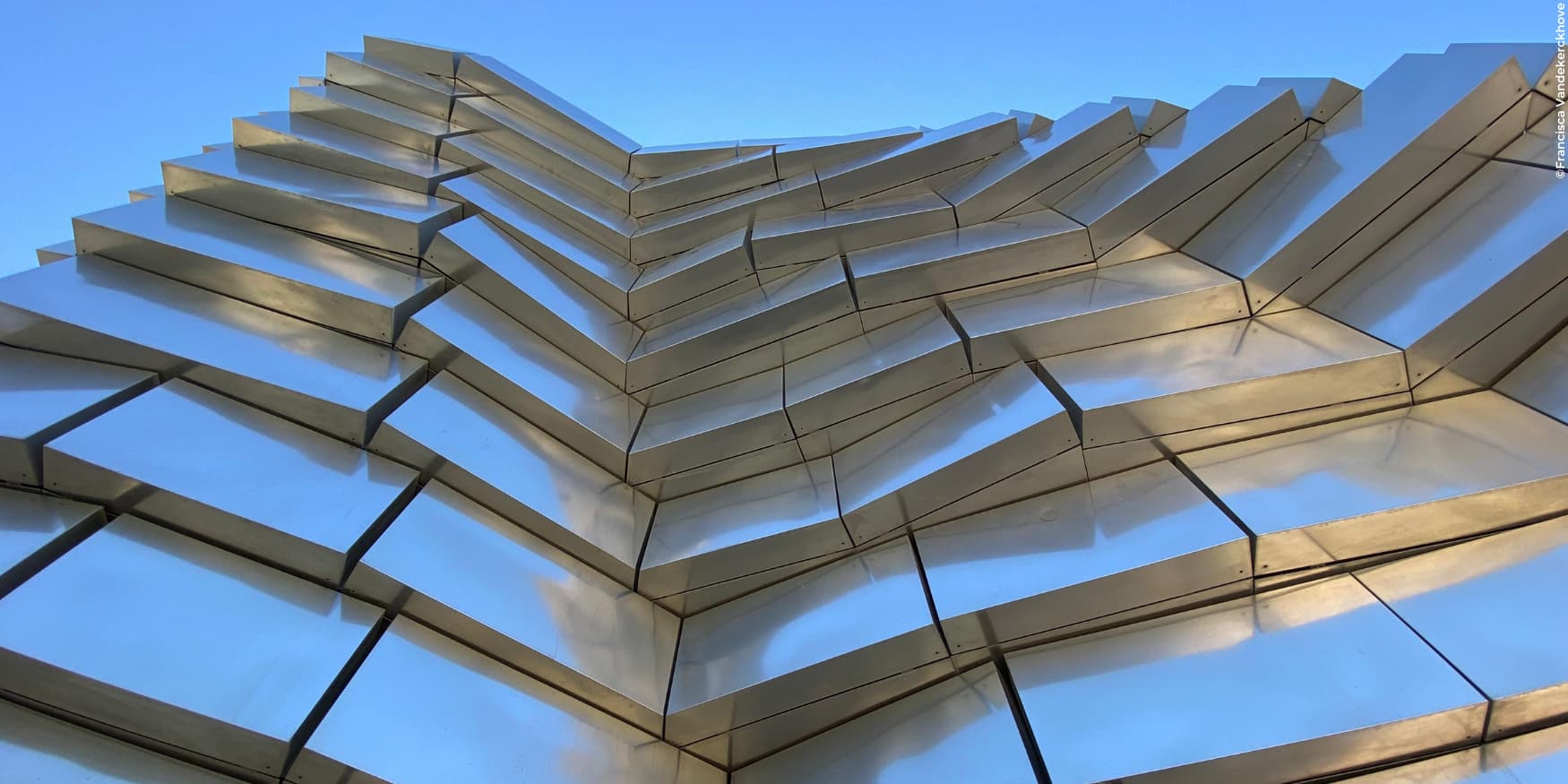 detail van de toren van Frank Gehry in het Luma Arles