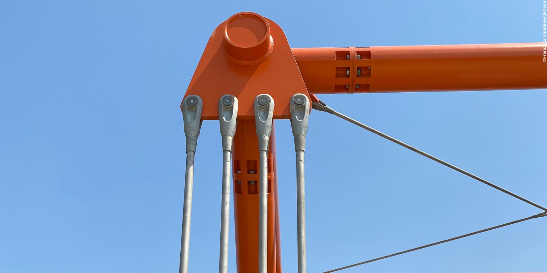 detail van de op hanging van eenbrug met rode pyloon