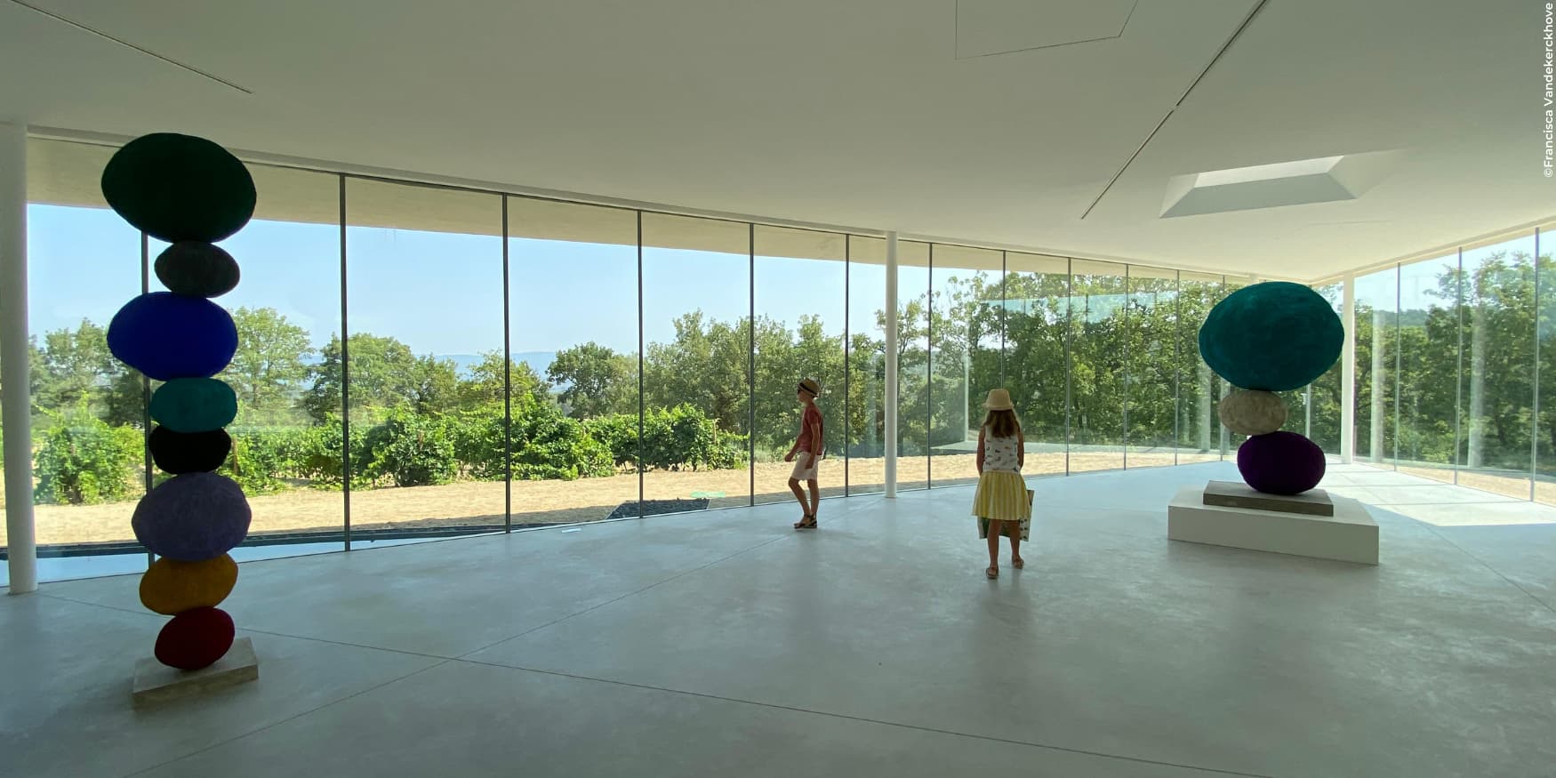 zaal met kunstwerken