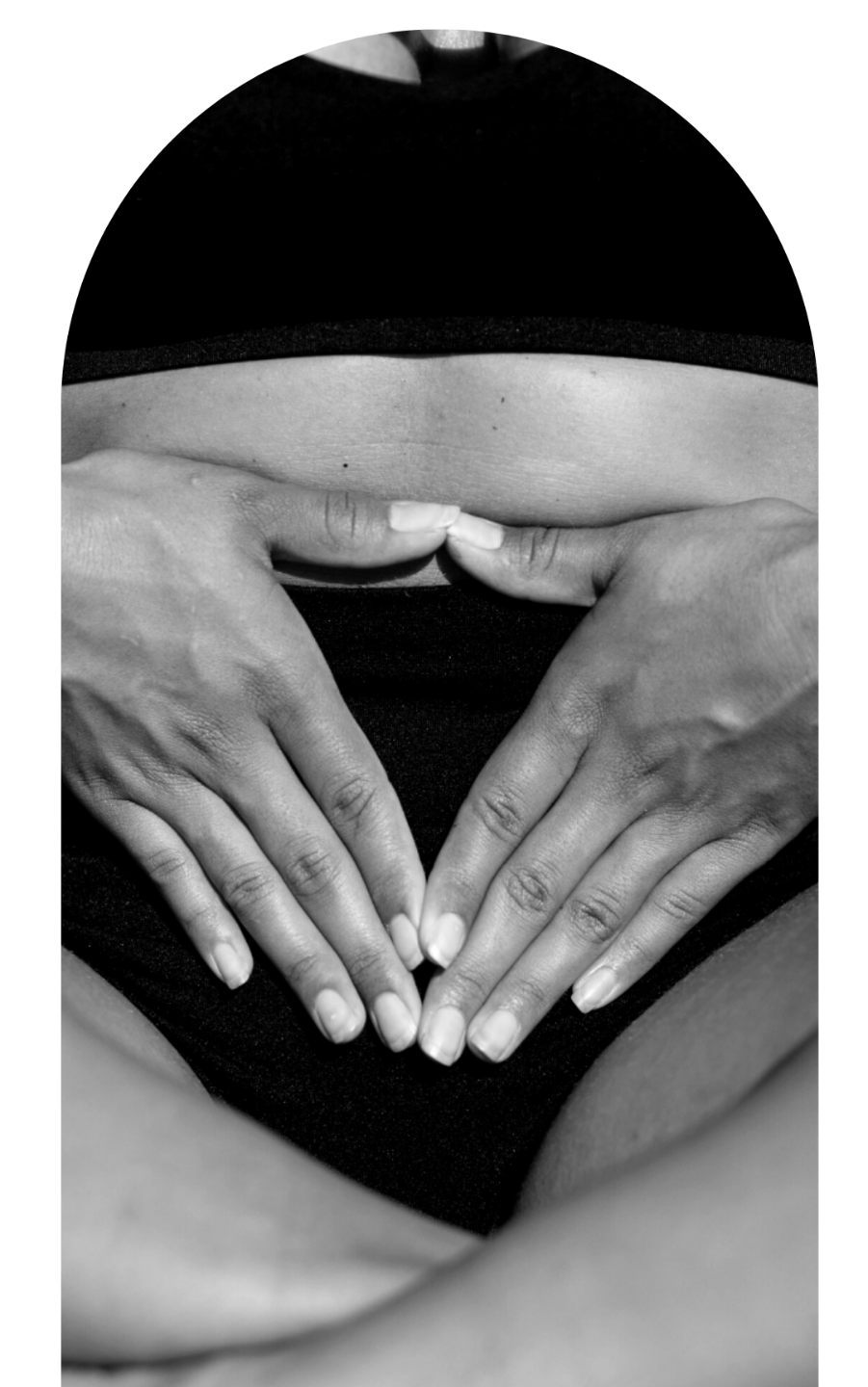 Yoni Mudra réalisé par une femme, mains formant un triangle sur le bassin, symbole du yoga au féminin et de la connexion au corps.