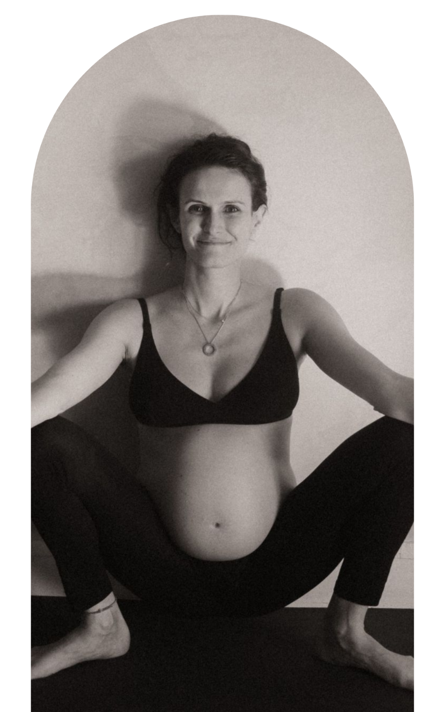 Vanina Grisoni en posture de yoga, enseignante spécialisée dans l’adaptation du yoga au corps féminin.