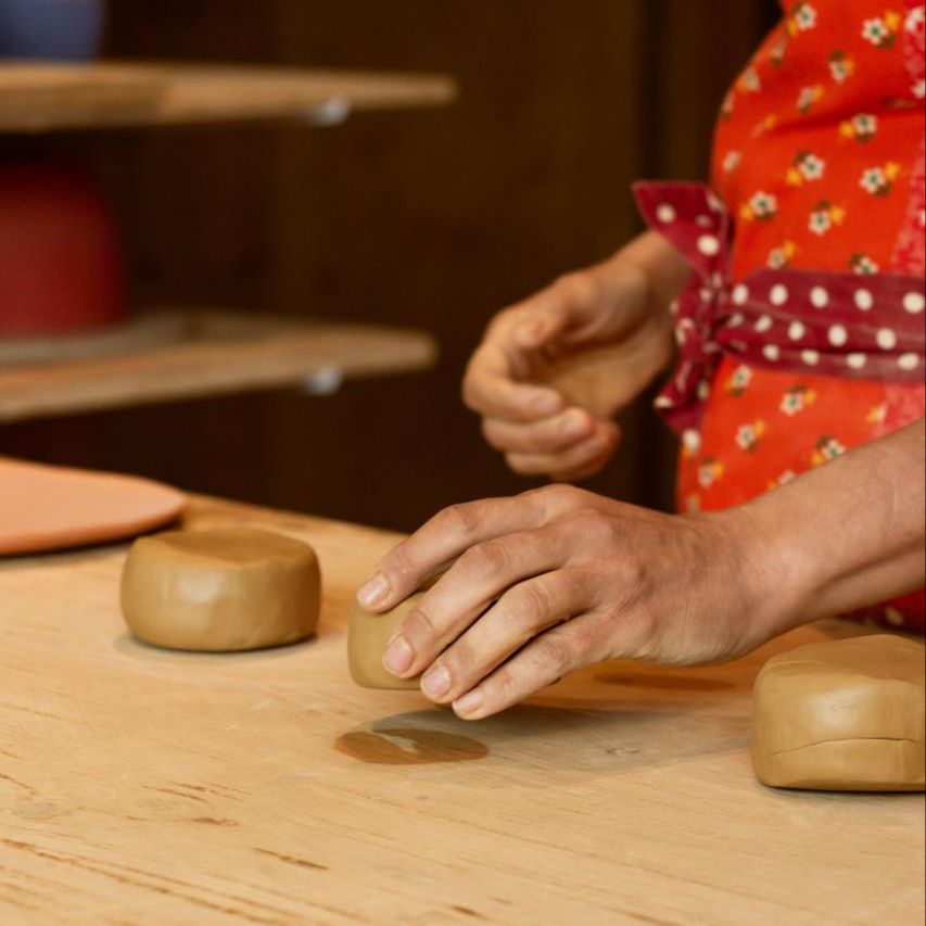 So gelingt dir Töpfern zu Hause: Petra Thöni – Leiterin der Handwerkskunst-Akademie – vermittelt dir ehrliche Grundlagen, damit du dein erstes eigenes Geschirr formen kannst. Von den Grundlagen bis zu echten Ergebnissen – Petra Thöni begleitet dich persönlich.