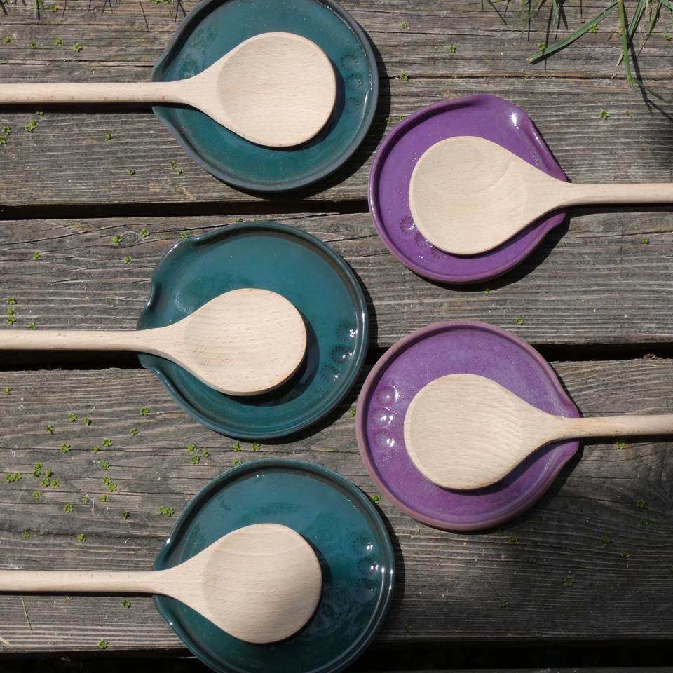 Petra Thöni zeigt dir, wie du echtes Töpferhandwerk zu Hause lernst – Schritt für Schritt, ohne teure Ausrüstung. Mit über 30 Jahren Erfahrung begleitet dich Petra Thöni persönlich dabei, dein kreatives Potenzial in Keramik-Kunst zu verwandeln