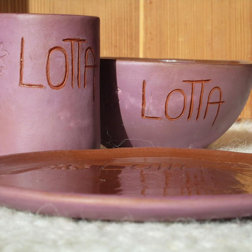 Petra Thöni zeigt dir, wie du echtes Töpferhandwerk zu Hause lernst – Schritt für Schritt, ohne teure Ausrüstung. Mit über 30 Jahren Erfahrung begleitet dich Petra Thöni persönlich dabei, dein kreatives Potenzial in Keramik-Kunst zu verwandeln