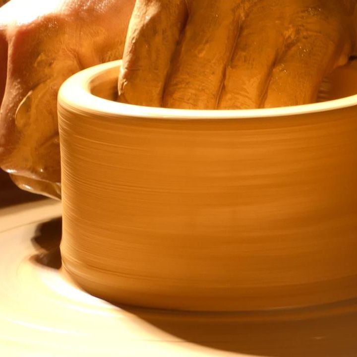 Petra Thöni, Expertin für Töpferkunst, erklärt dir ehrlich, was beim Töpfern wirklich möglich ist. Keine falschen Versprechungen, sondern Klarheit, Techniken ohne Töpferscheibe und ehrliche Antworten, wie du zu Hause starten kannst.