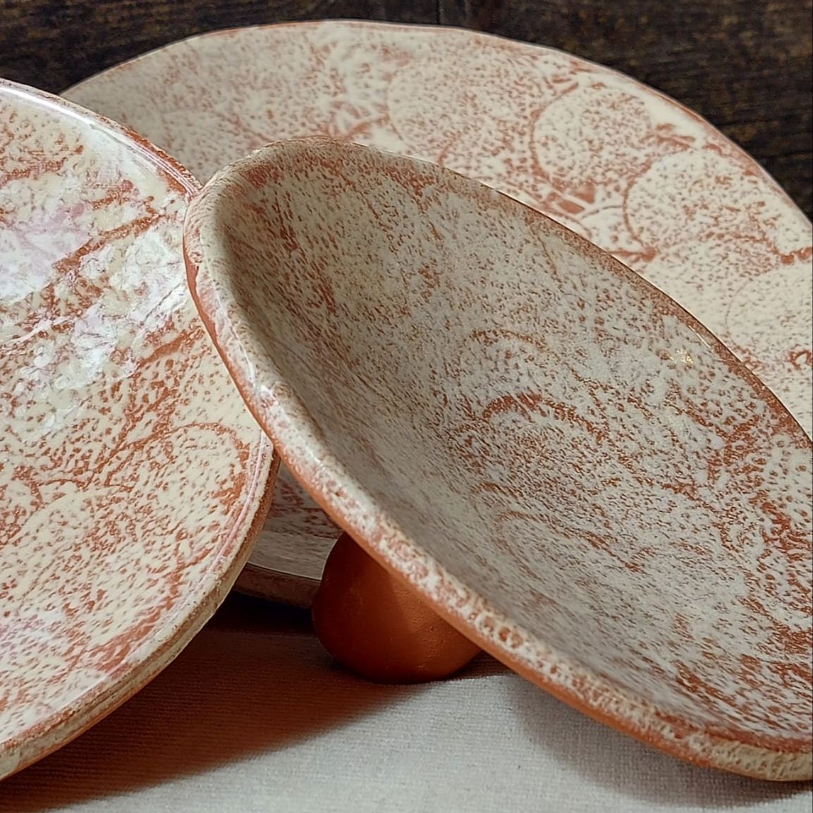 So gelingt dir Töpfern zu Hause: Petra Thöni – Leiterin der Handwerkskunst-Akademie – vermittelt dir ehrliche Grundlagen, damit du dein erstes eigenes Geschirr formen kannst. Von den Grundlagen bis zu echten Ergebnissen – Petra Thöni begleitet dich persönlich.