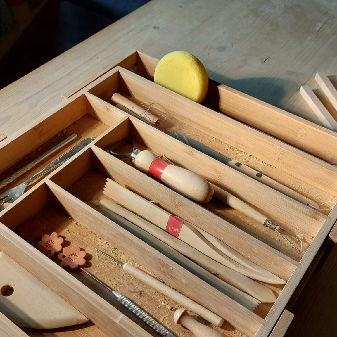 Petra Thöni, Expertin für Töpferkunst, erklärt dir ehrlich, was beim Töpfern wirklich möglich ist. Keine falschen Versprechungen, sondern Klarheit, Techniken ohne Töpferscheibe und ehrliche Antworten, wie du zu Hause starten kannst.