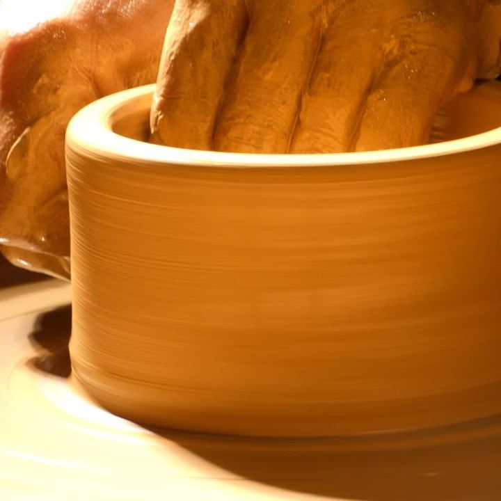 Petra Thöni zeigt dir, wie du echtes Töpferhandwerk zu Hause lernst – Schritt für Schritt, ohne teure Ausrüstung. Mit über 30 Jahren Erfahrung begleitet dich Petra Thöni persönlich dabei, dein kreatives Potenzial in Keramik-Kunst zu verwandeln