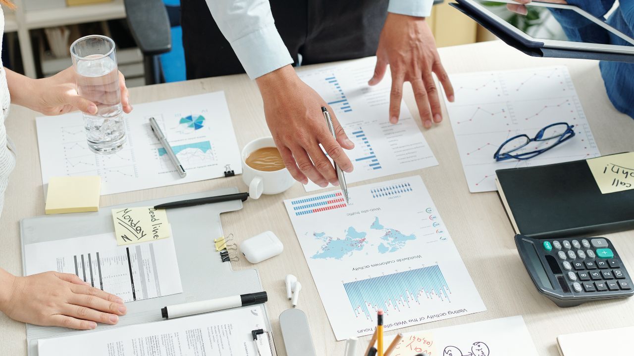 Marketing team working without a clear strategy