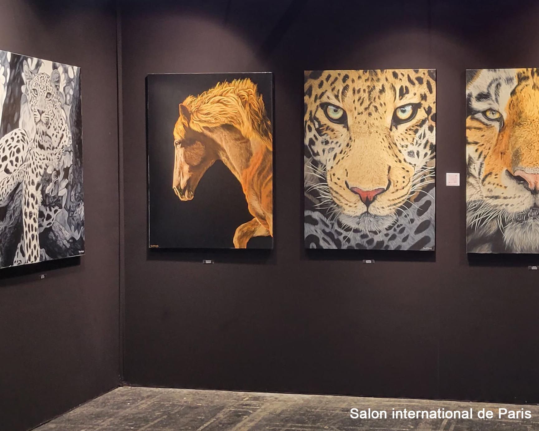 Tableaux exposés en galerie illustrant les techniques abordées dans les cours