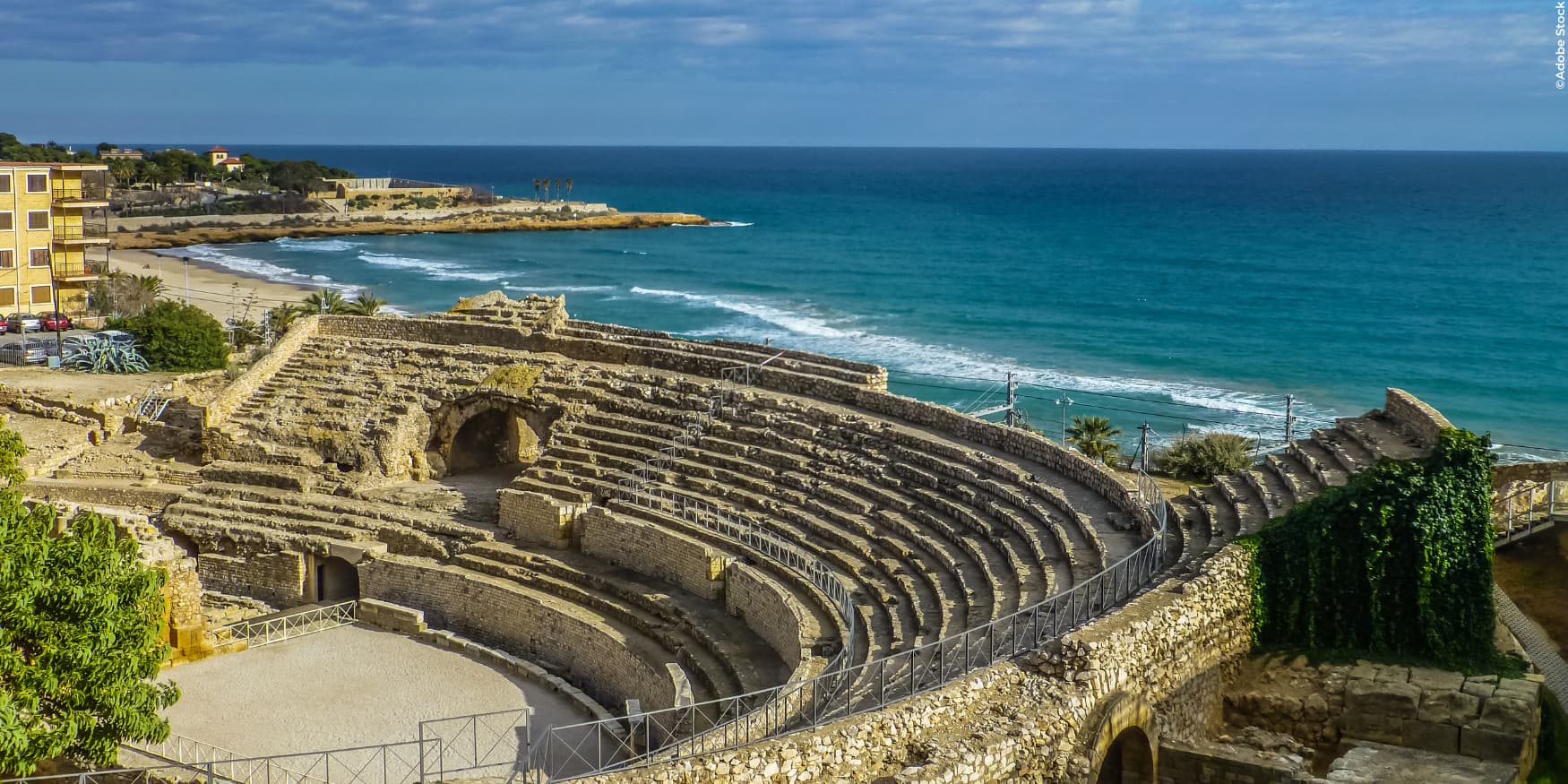 het Romeinse amfitheater van Tarraco in Tarragona, Spanje met de zee op de achtergrond