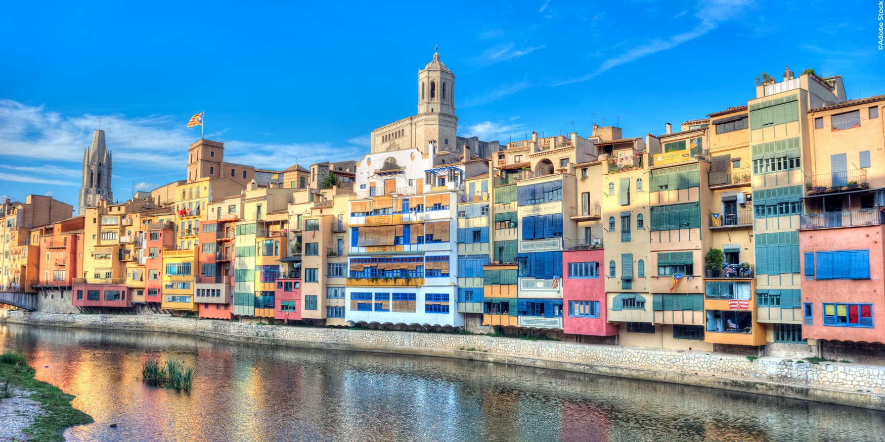 levendige, kleurrijke huizen langs de rivier in Girona, Spanje