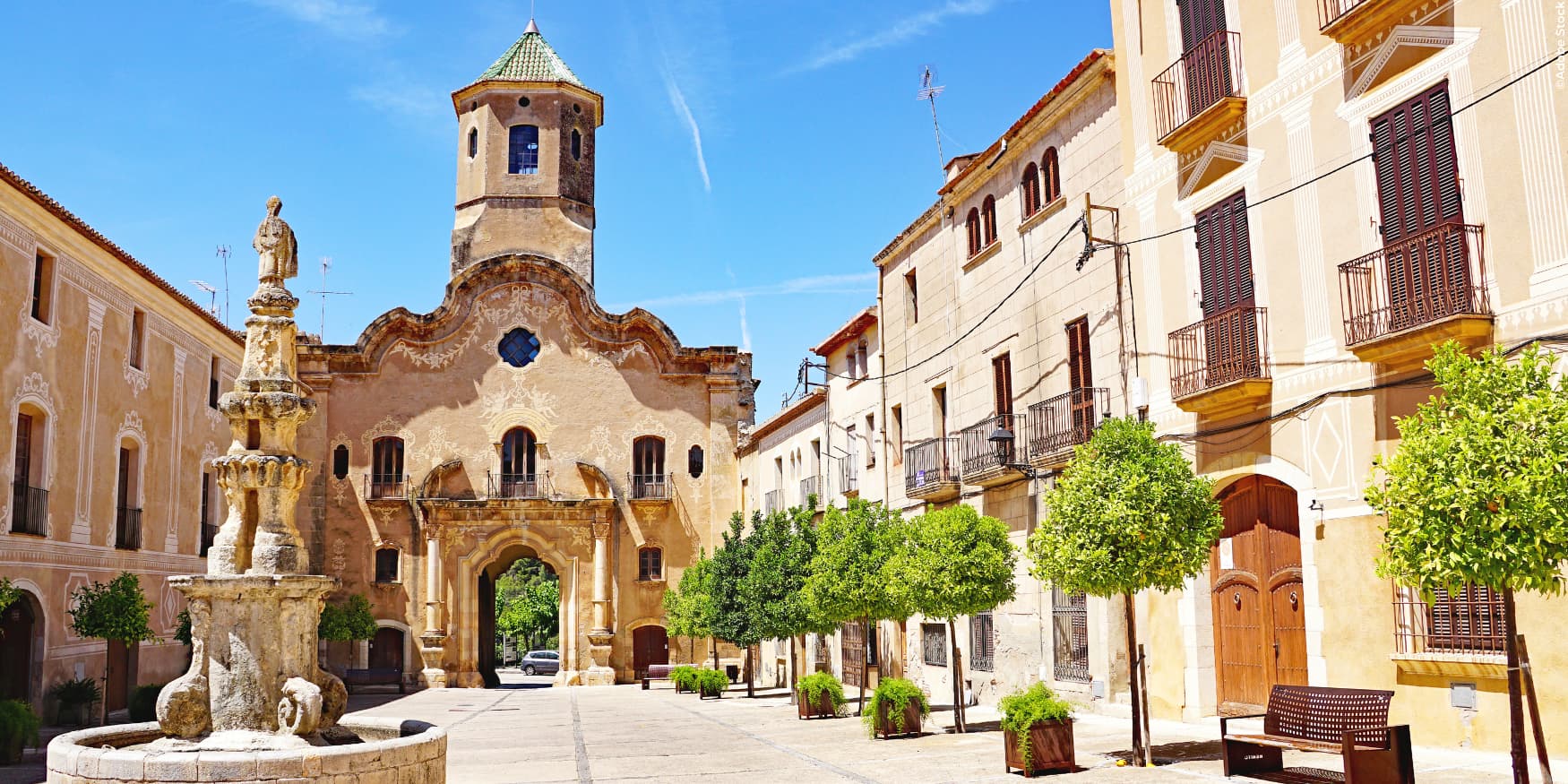 het plein voor het Klooster van Santa Maria de Santes Creus in Catalonië, Spanje