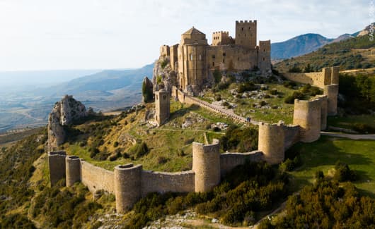 de romaanse kloosterburcht van Loarre in Spanje