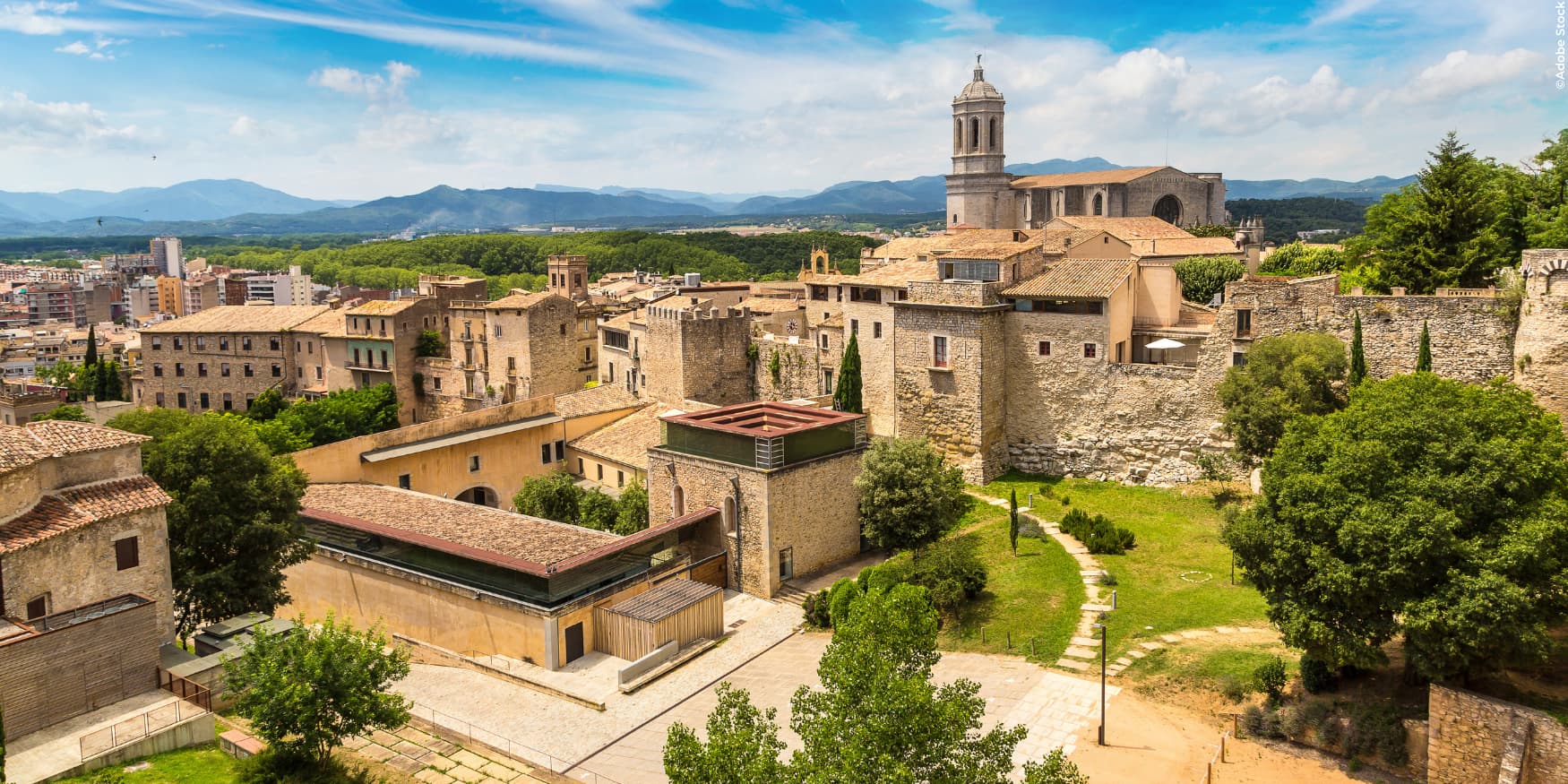 panoramisch uitzicht op de oude binnenstad van Girona, Spanje, met de kathedraal en de middeleeuwse stadsmuren 