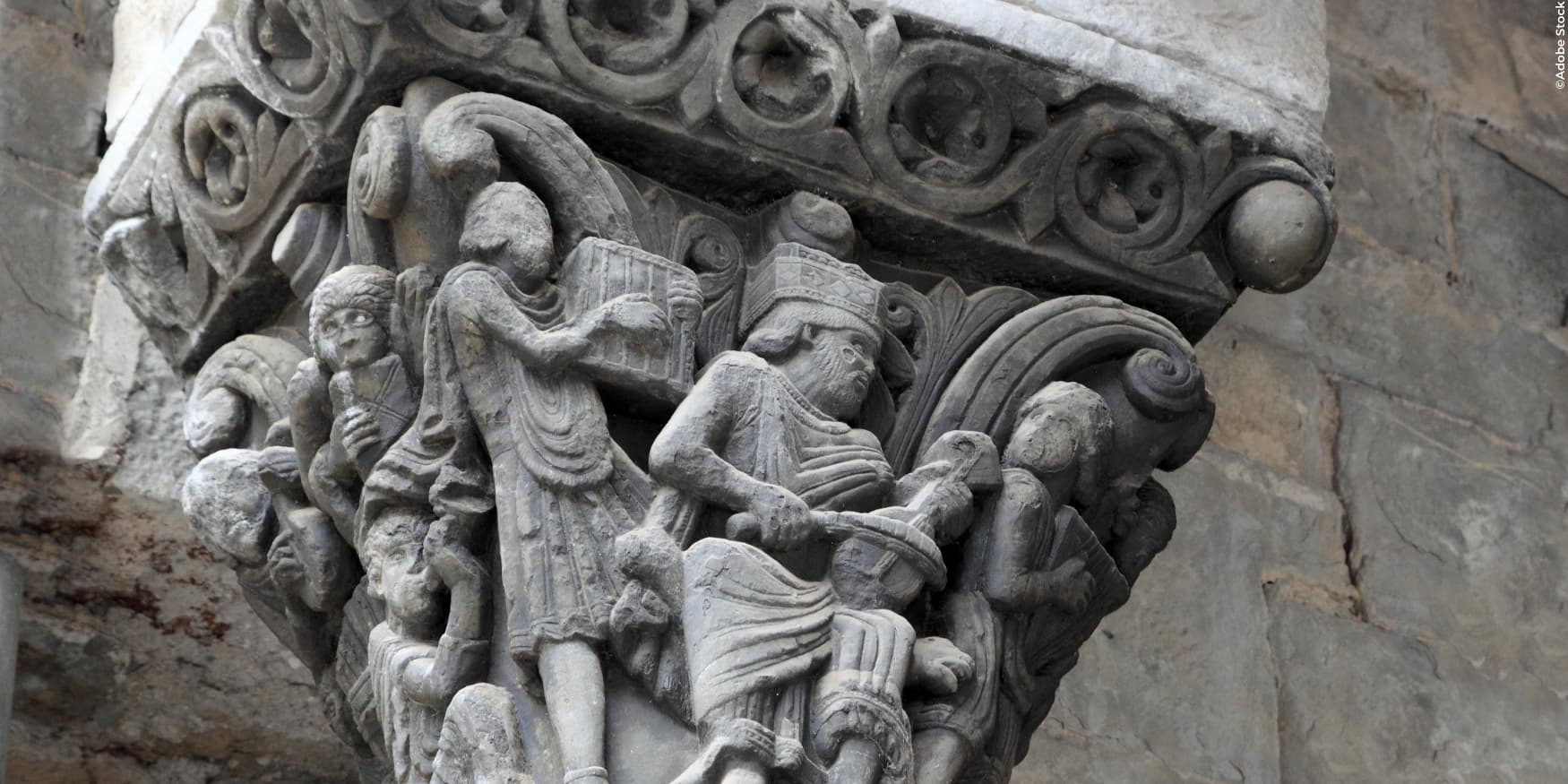 detail van het kapiteel van koning David met muzikanten in de kathedraal van Jaca, Spanje. 